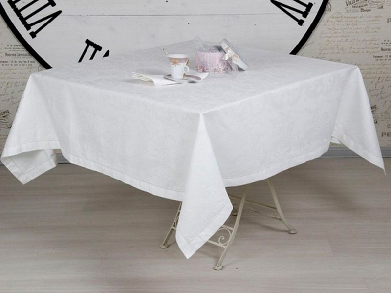 Белая льняная скатерть на большой стол " Кружева"