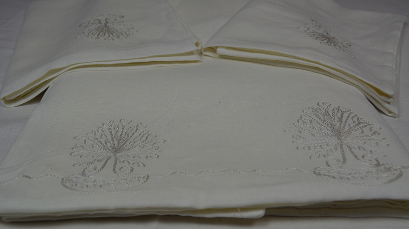 Белое льняное белье с вышивкой 
