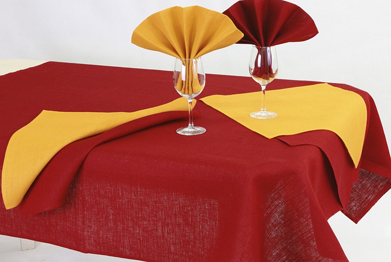 Комплект столового белья ( красная скатерть с желтыми салфетками)